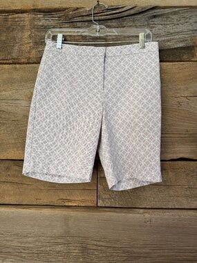 Mario Serrani Italy comfort stretch shorts, light gray geometric pattern, size 6